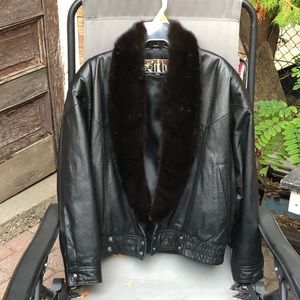 Beautiful Vintage Black Leather Fur Trimmed Jacket (L) In Excellent Condition.